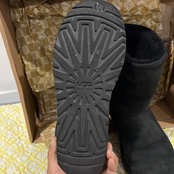 Uggs M classic short authentic with box size 10 where a couple of times - Picture 6 of 8